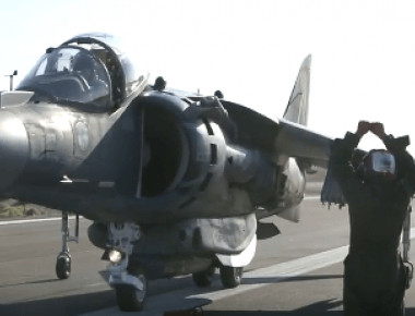 Aνεφοδιασμός πυρομαχικών σε Harrier! (βίντεο)